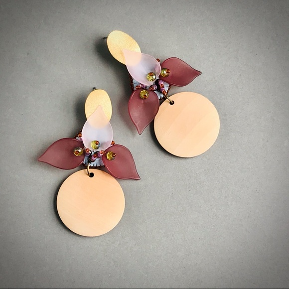 Floral earrings with wood pendant - Picture 3 of 14